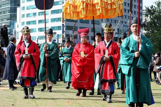 어가에서 내린 고종(가운데)가 환구단으로 들어서고 있다. 장진영 기자