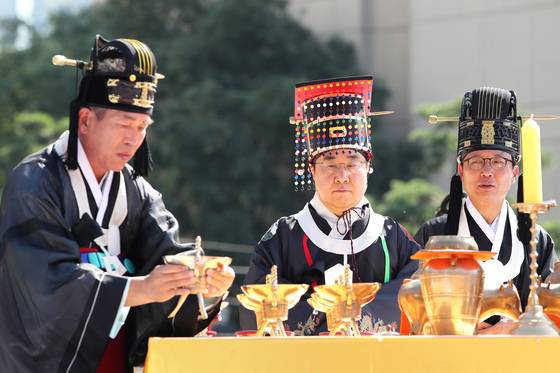 고종이 환구대제에서 술을 올리고 있다. 장진영 기자