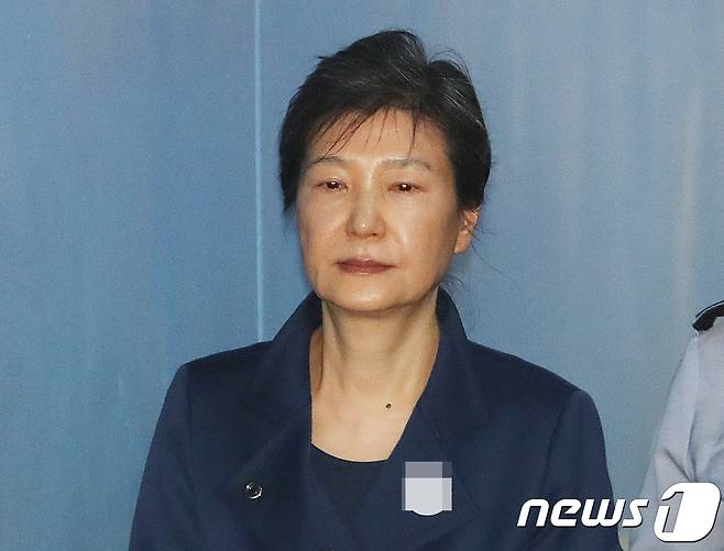 박근혜 전 대통령이 16일 오전 서울 서초구 서울중앙지방법원에서 열린 '592억 뇌물' 관련 80회 공판에 출석하고 있다. 2017.10.16/뉴스1 © News1 송원영 기자