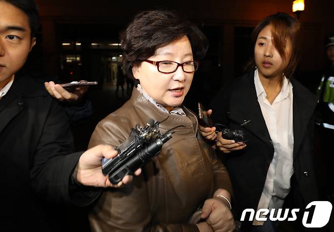 가수 고 김광석씨의 부인 서해순 씨가 딸 서연양의 사망 의혹 사건과 관련해 조사를 마친 뒤 16일 오후 서울 종로구 서울지방경찰청을 나서고 있다. 2017.10.16/뉴스1 © News1 구윤성 기자