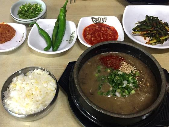 제주산 고사리와 돼지고기로 푹 끓여낸 고사리해장국. 생김새는 호감이 가지 않지만 누구든 한 숟갈만 먹어보면 감탄하게 된다.