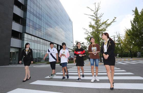 "성균관대에 와 보니까 어때요?" 이날 학교 투어를 담당한 이윤지(시스템경영공학과 16학번)씨의 질문에 중학생들이 대답하고 있다. 강정현 기자