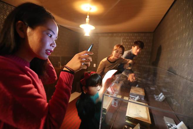 리얼리티 프로그램 '전당포 사나이들'의 분위기로 만든 방에서 탈출 게임을 하고 있다. 신인섭 기자