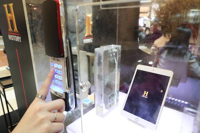 4개의 방 탈출 게임을 체험한 뒤 비밀번호를 유추해 눌러 맞추면 아이패드 미니를 얻을 수 있다. 신인섭 기자