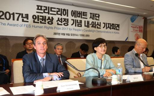 　Sven Schwersensky, resident representative at Friedrich Ebert Stiftung’s Korea office, talks about why Germany’s oldest political foundation picked South Koreans for its Human Rights Prize this year during a press briefing Monday in central Seoul. (Yonhap)