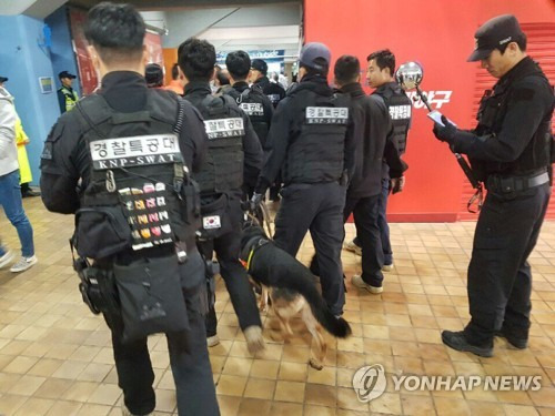 (부산=연합뉴스) 프로야구 준플레이오프 5차전이 열린 부산 사직야구장에 폭발물이 설치됐다는 허위 글을 인터넷에 올린 중학생이 경찰에 붙잡혔다. 15일 폭발물 설치 글을 보고 출동한 경찰이 사직야구장을 수색하고 있다. [부산 동래경찰서 제공=연합뉴스]     wink@yna.co.kr