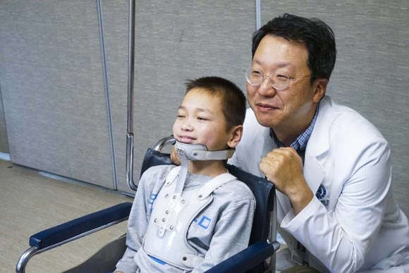 척추후만증을 앓고 있던 몽골 발진냠군과 수술을 집도한 김경현 교수(강남세브란스병원 제공)