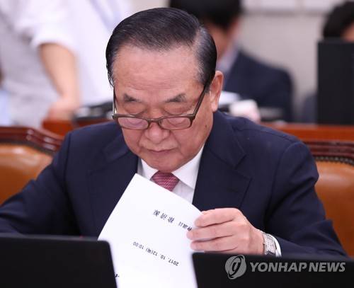 (서울=연합뉴스) 김도훈 기자 = 자유한국당 서청원 의원이 지난 12일 오전 국회에서 열린 외교부·한국국제협력단·한국국제교류재단·재외동포재단 등에 대한 국회 외교통일위원회의 국정감사에 참석해 피감 기관 업무보고를 듣고 있다. superdoo82@yna.co.kr