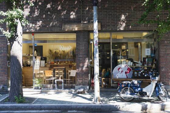 성수동 뚝섬역 인근 골목에 있는 '메쉬커피'. 장진영 기자