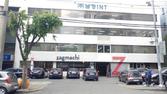 카페 겸 조명갤러리 '자그마치' . 인쇄소를 리모델링했는데 카페 앞에 주차된 차가 많으면 모르고 지나치기 쉽다. 송정 기자