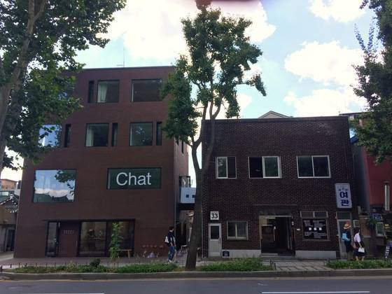 경복궁 영춘문 건너편에 있는 '보안여관'(오른쪽)과 그 모습을 꼭 닮은 '보안1942'.