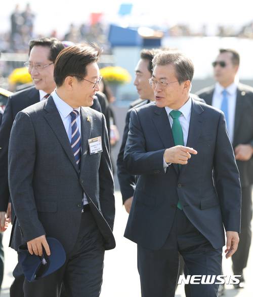 【성남=뉴시스】 문재인 정부는 고교 무상 교육 추진, 성남시는 '청소년배당' 추진.(뉴시스 자료사진)