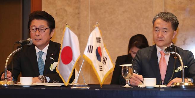 19일 열린 한일인구장관 공동기자회견에서 박능후 보건복지부 장관과 마쓰야마 마사지 일본 1억총활약상이 양국 대표로 참석했다. 최승식 기자