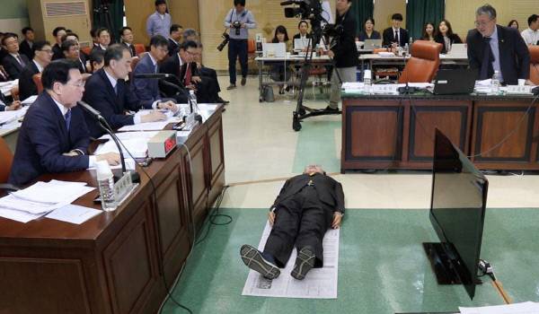 정의당 노회찬 의원이 19일 서울 종로구 감사원에서 열린 국회 법제사법위원회의 감사원 국정감사에서 일반 재소자 1인당 가용면적에 해당하는 신문지 위에 직접 누워 보인 다음 구치소 인권 침해를 주장할 사람은 박근혜 전 대통령이 아니라 일반 재소자라고 주장하고 있다. 노회찬 의원실 제공.