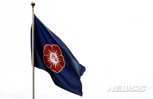 【서울=뉴시스】조성봉 기자 = 헌법재판소장 권한대행 체제를 두고 청와대, 헌법재판소, 여야 입장이 갈수록 혼란스러워지고 있다. 사진은 지난 9일 한글날을 맞아 헌법재판소가 창립 이후 30년간 사용하던 휘장의 한자 '憲'(헌)자를 한글 '헌법'으로 바꾼 휘장이 펄럭이는 모습이다. 2017.10.09.suncho21@newsis.com