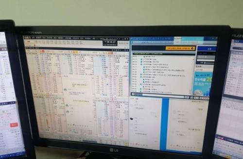 (서울=연합뉴스) 서울남부지검 증권범죄합동수사단·금융조사1부(문성인 부장검사)는 이른바 '상한가 굳히기' 수법으로 주식 시세를 조종해 5년간 약 80억원의 부당이득을 거둔 혐의(자본시장법 위반)로 권모(43)씨 등 8명을 구속기소하고 정모(41)씨 등 10명을 불구속기소했다고 19일 밝혔다. 이들은 서로를 '스승'이나 '제자'로 부르며 사제지간처럼 조직을 운영했다. 사진은 이들이 범행에 사용한 컴퓨터. 2017.10.19 [사진제공 : 서울남부지검]