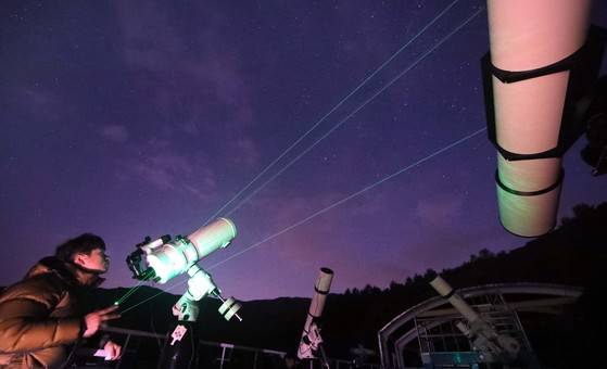 별새꽃돌 과학관에서 염시온 천문강사가 별자리를 가리키며 관측요령을 설명하고 있다. 프리랜서 김성태