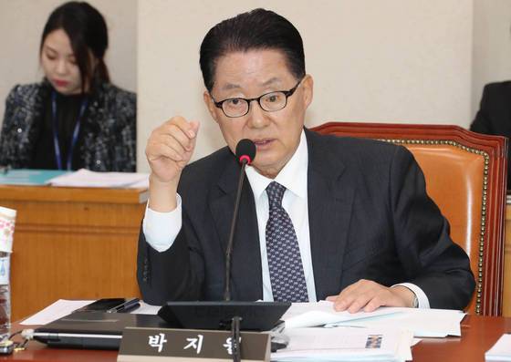 국민의당 박지원 의원이 지난 17일 오전 국회에서 열린 법사위 대한법률구조공단·한국법무보호복지공단·정부법무공단 등에 대한 국정감사에서 자료를 요구하고 있다. [연합뉴스]