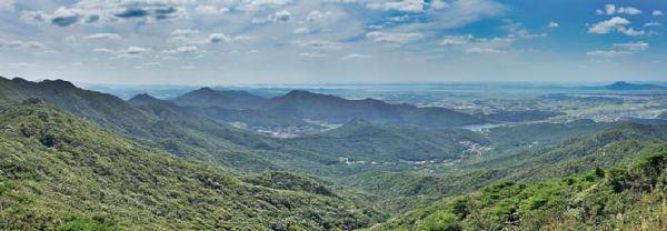 [월간산]가야산 서쪽 기슭. 가야산 서쪽 줄기와 연암산 사이로 한서대학교와 산수저수지, 해미면 일대가 보인다.