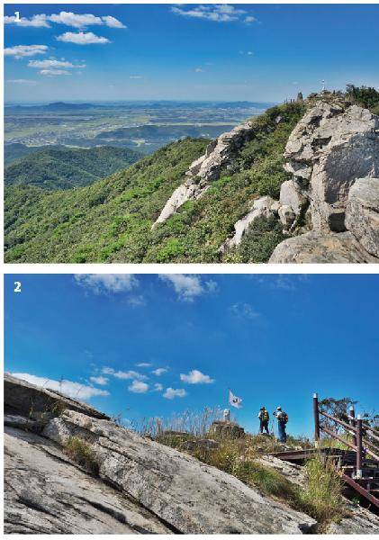 [월간산]1 석문봉 남쪽 능선에서 본 내포, 화면 중앙 좌측의 누운 산이 도비산(358m)이고 그 앞이 해미면이다. 화면 좌측으로 팔봉산과 서산 시가지가 보인다. / 2 통신 시설이 들어서서 통제되는 가야봉 대신 사실상 주봉 노릇을 하는 석문봉.