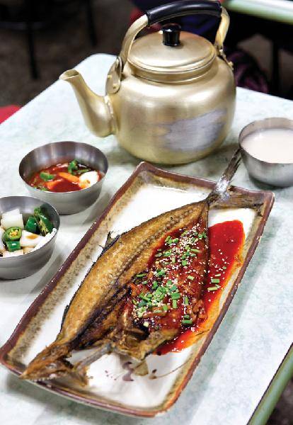 [월간산]고등어과 생선인 삼치는 등 푸른 생선 중 가장 비린내가 적고 살이 부드럽다. 동인천 삼치거리의 대표 메뉴인 ‘반반삼치’.