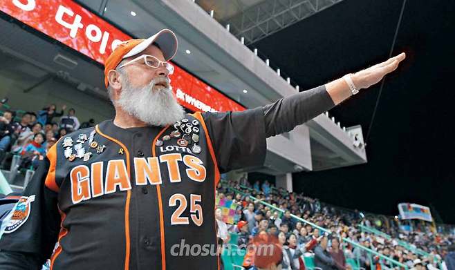 프로야구 롯데 자이언츠 열혈 팬인 케리 마허 영산대 교수는 최준석에게 받은 유니폼을 입고 응원을 한다. 그는 몸무게 113㎏, 키 189㎝로 다른 선수 유니폼은 맞지 않는다. 미국에서 태어난 마허 교수는 “롯데 팬으로 태어나진 못했지만 롯데 팬으로 죽겠다”고 했다. / 장련성 객원기자