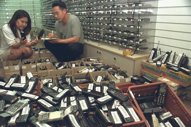 '주인을 기다리고 있습니다'분실된 휴대폰이 전국 우체국망을 통해 모아져 서울 서초동 정보통신진흥협회 분실단말기관리센터에 가득 쌓여 있다. 1년에 전국에서 폐기되는 휴대폰은 2000만대에 이르고 있다. [중앙포토]