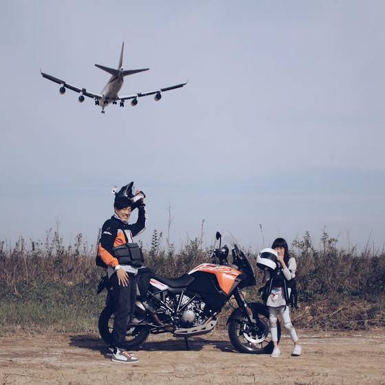 좋아하는 비행기와 바이크 앞에 선 정주영 대표. [사진 이상원]