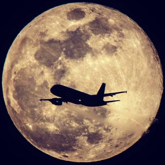 마음먹은 대로 촬영이 가능해진 보름달 속 비행기 사진. [사진 이상원]