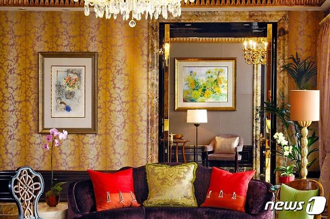 곳곳에 유명 작가들의 작품들이 비치된 더 세인트 레지스 싱가포르. 호텔스컴바인 제공.© News1