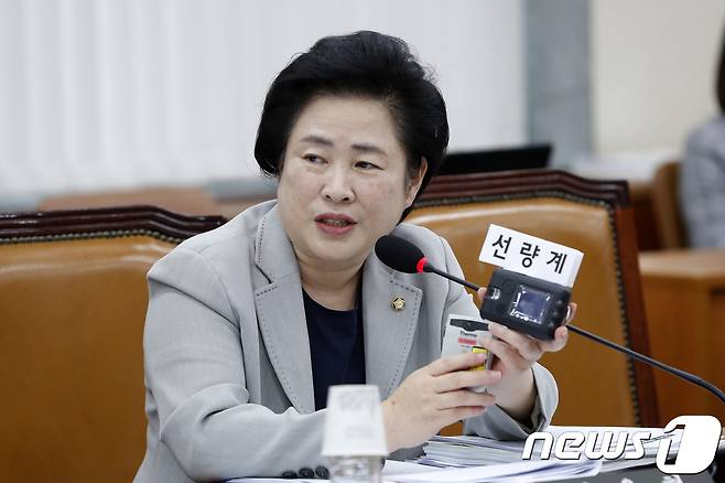 신용현 국민의당 의원이 16일 오전 서울 여의도 국회에서 열린 과학기술정보방송통신위원회 원자력안전위원회 등 5개 기관에 대한 국정감사에서 방사선 측정기인 선량계를 들고 질의하고 있다. 2017.10.16/뉴스1 © News1 안은나 기자