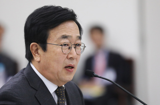 서병수 부산시장이 24일 오전 부산 연제구 부산시청 1층 회의실에서 열린 국회 행정안전위원회의 부산시 등에 대한 국정감사에서 답변을 하고 있다. [뉴스1]