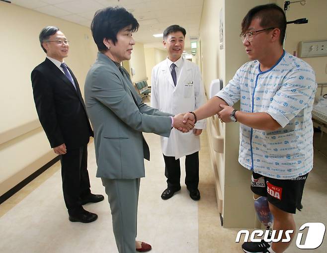 김영주 고용노동부 장관이 26일 오후 인천 근로복지공단 인천병원에서 산재환자들을 격려하고 있다.  (고용노동부 제공) 2017.9.26/뉴스1