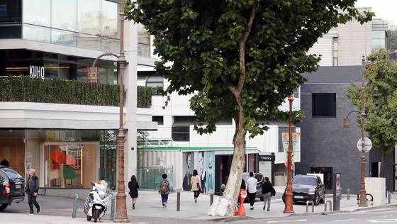 패션브랜드 구호, 띠어리, 코스 매장(왼쪽부터)이 줄줄이 자리잡은 한남동 '꼼데길'. 김경록 기자