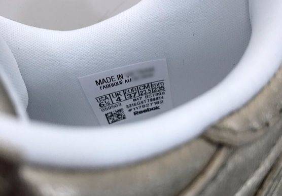 신발 안쪽에 신발 사이즈를 표시하는 여러가지 숫자들이 함께 써 있다. [사진 리복]