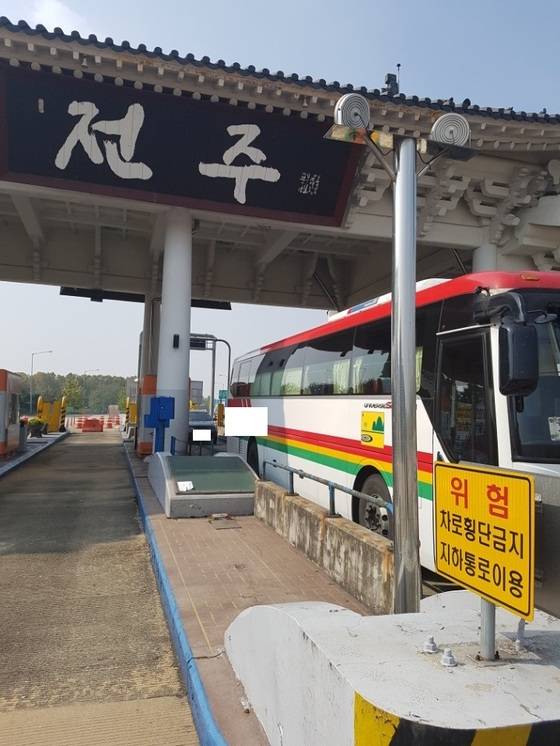 사망 사고가 난 전북 전주시 덕진구 전주 톨게이트 하이패스 차로를 25일 버스 1대가 제한속도를 어긴 채 통과하고 있다. 김준희 기자