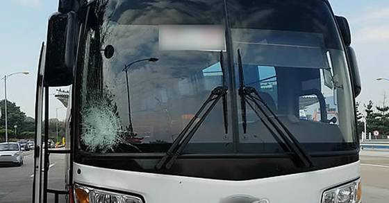 24일 오전 전북 전주시 덕진구 전주 톨게이트를 가로지르던 40대 여성을 친 시외버스 모습. [사진 독자]