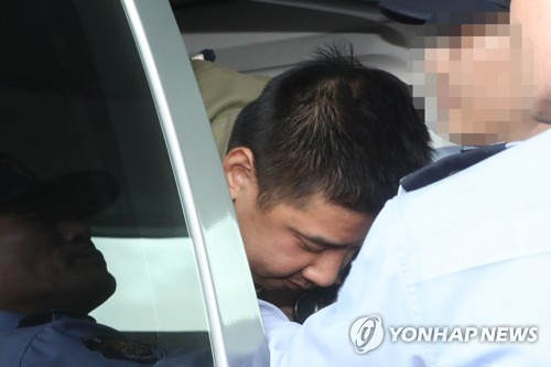 지난 15일 오후 서울 북부지방검찰청으로 출석하고 있는 여중생 살해·시신 유기 사건 피의자 이영학 [연합뉴스 자료사진]