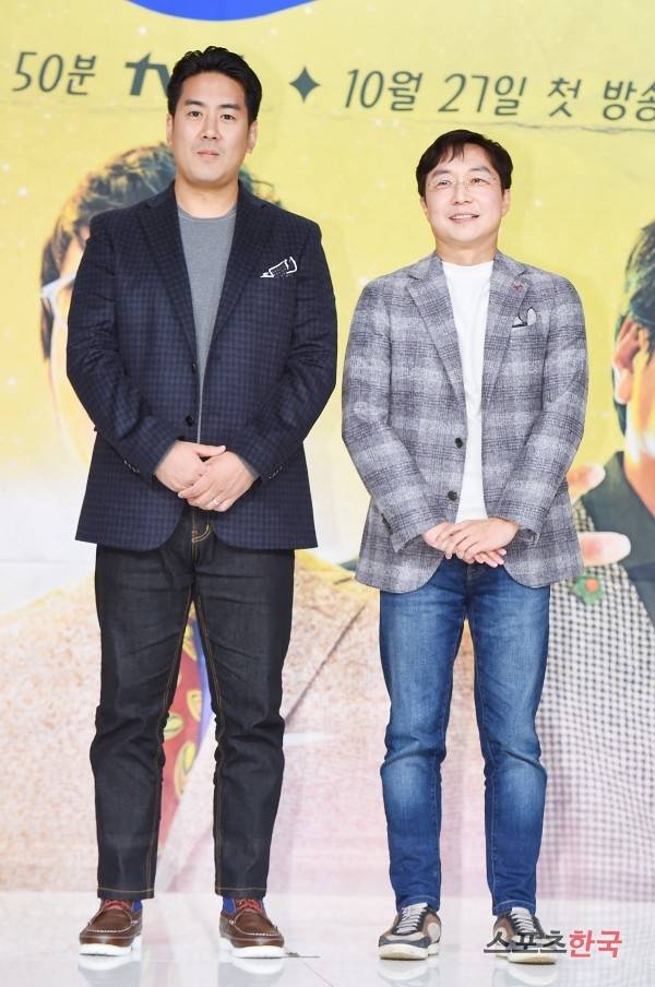 tvN '알쓸신잡(알아두면 쓸데없는 신비한 잡학사전)2' 제작발표회에 참석하고 있는 장동선 유현준. 사진=이규연 기자 fit@hankooki.com