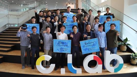 삼성전자 C랩을 통해 창업에 나서는 7개 과제 참여 임직원들이 한데 모여 화이팅을 외치고 있다. /삼성전자 제공