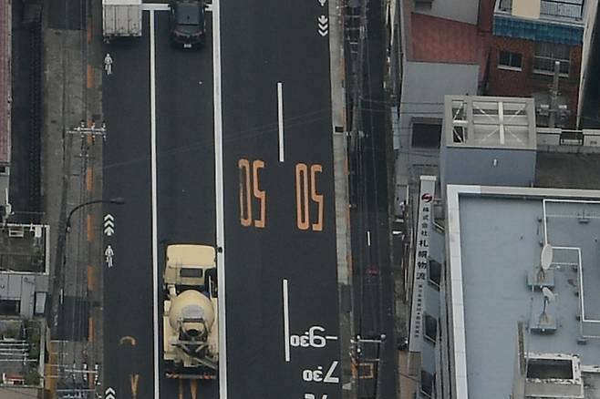 촬영한 결과물을 100% 잘라냈다. 건물 측면의 간판 일부가 식별될 정도의 세밀함을 자랑한다.