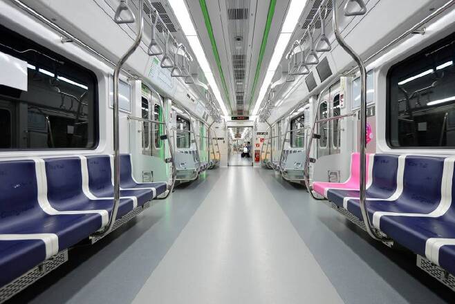 서울 지하철 1~4호선을 운영하는 서울메트로가 5월24일 안전성을 강화한 신형 전동차를 공개했다./사진=뉴스1
