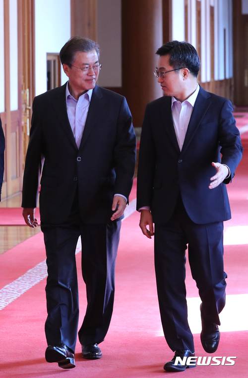 문재인 대통령과 김동연(오른쪽) 부총리 겸 기획재정부장관. 뉴시스 DB.