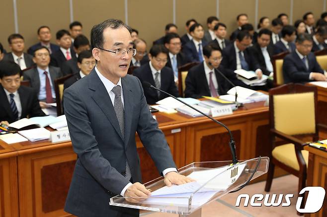 문무일 검찰총장이 27일 오전 서울 서초구 대검찰청에서 열린 국회 법제사법위원회의 대검찰청에 대한 국정감사에서 업무보고를 하고 있다. 2017.10.27/뉴스1 © News1 신웅수 기자