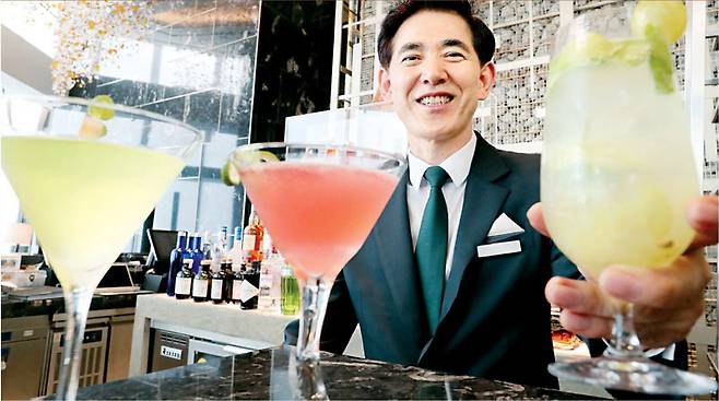 서울 송파구 시그니엘 서울 81층에 위치한 스카이라운지 바 `바81`에서 30년 차 이석현 롯데호텔 수석바텐더가 3가지 색상의 칵테일을 선보이고 있다. [한주형 기자]