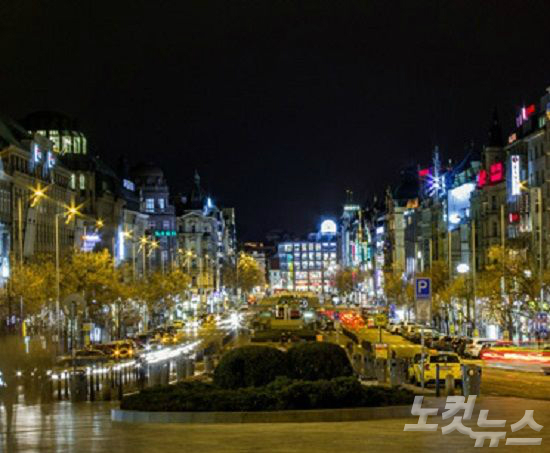 체코의 바츨라프 광장은 파리의 샹젤리제 거리와 견줄 정도로 다양한 상점과 레스토랑이 모여 있다. (사진=땡처리닷컴 제공)