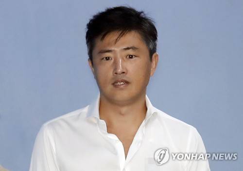 (서울=연합뉴스) 김인철 기자 = 관세청 인사개입 의혹 등 이른바 '매관매직' 혐의 등으로 구속기소 된 고영태 씨가 18일 오후 서초구 서울중앙지법에서 열리는 공판에 출석하기 위해 호송차에서 내려 법정으로 향하고 있다. 2017.9.18      yatoya@yna.co.kr