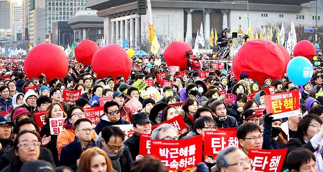 지난겨울, 찬 바람 부는 거리에서 우리 모두는 꺼지지 않는 촛불이었다. 지난 3월4일 저녁 ‘박근혜 없는 3월, 그래야 봄이다! 헌재 탄핵 인용! 박근혜 구속! 황교안 퇴진! 19차 범국민행동’ 집회가 서울 광화문광장에서 열려 참석자들이 박근혜 탄핵을 염원하는 행사를 하고 있다. 3월10일 헌법재판소는 “피청구인 대통령 박근혜를 파면한다”는 결정을 내렸다. 김경호 선임기자 jijae@hani.co.k