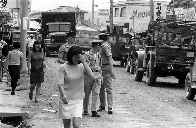 1960년대 기지촌의 모습. 한국일보 자료사진