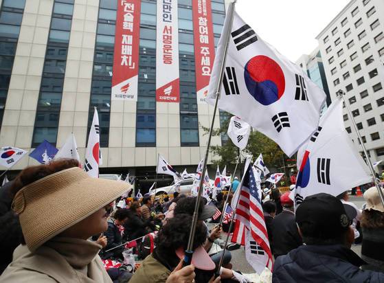 자유한국당 규탄 태극기 집회   (서울=연합뉴스) 박동주 기자 = 26일 오후 서울 여의도 자유한국당사 앞에서 열린 태극기 집회에서 참가자들이 박근혜 전 대통령의 출당 문제와 관련해 자유한국당을 규탄하고 있다. 2017.10.26   pdj6635@yna.co.kr (끝) <저작권자(c) 연합뉴스, 무단 전재-재배포 금지>